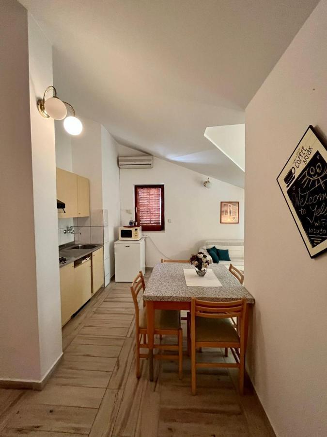 Gorana Apartman With Swimming Pool Appartement Jelsa  Buitenkant foto